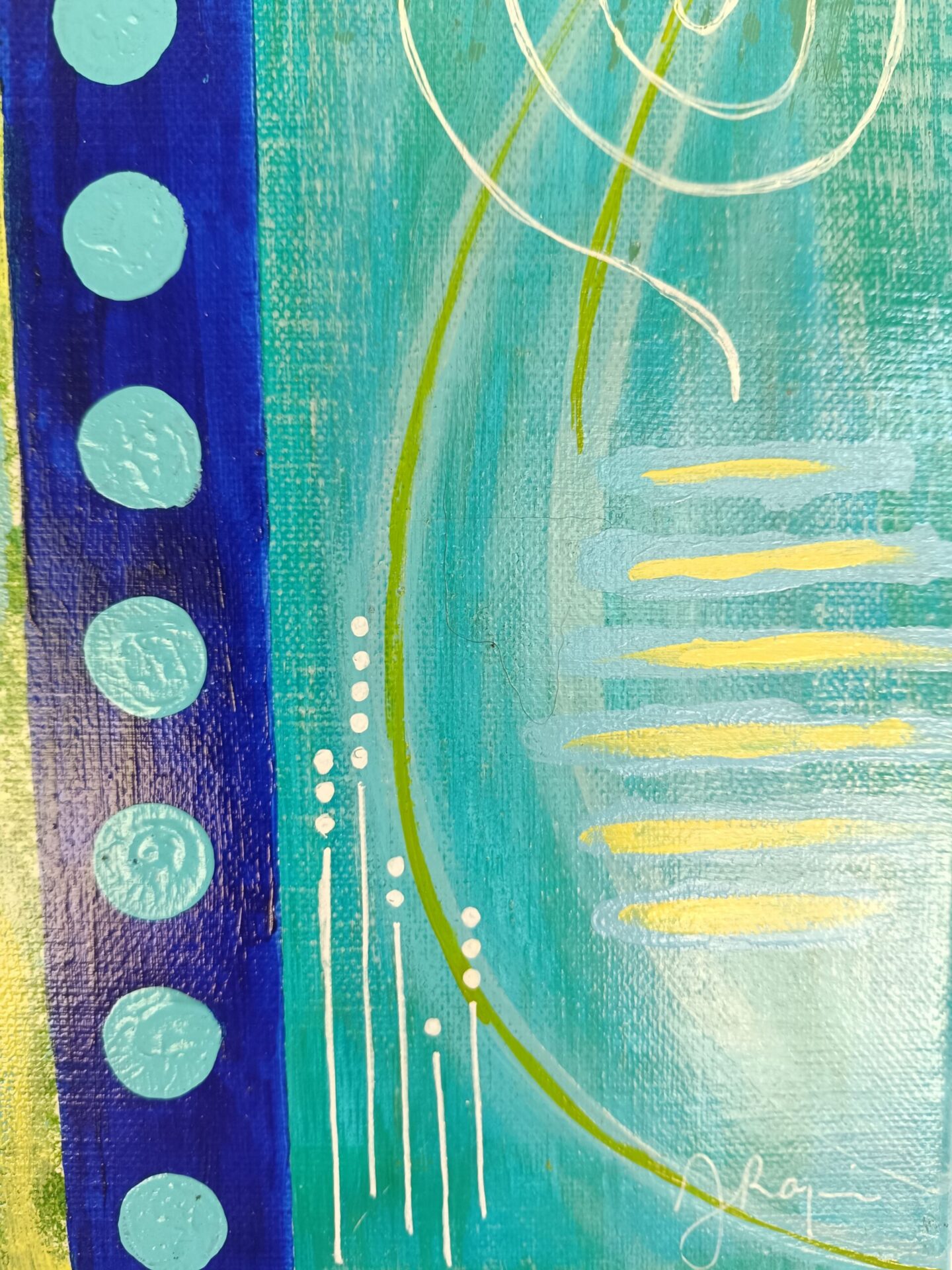Gros plan sur la signature de l'artiste Jocelyne Malek sur la peinture géométrique moderne.