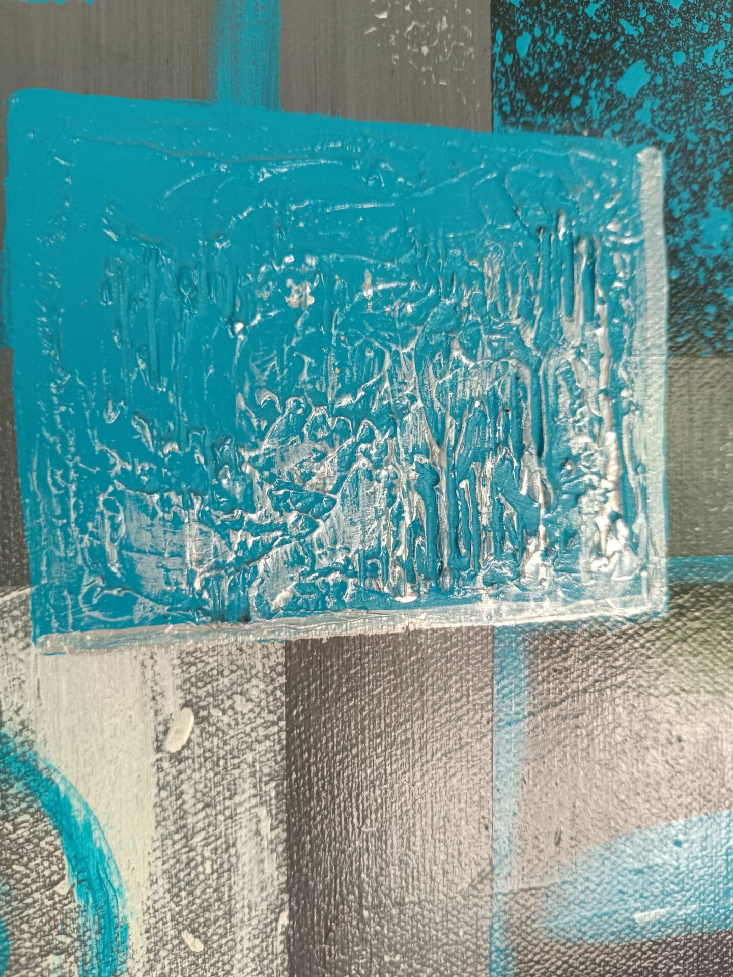 Zoom sur l'épaisseur et la texture unique de la spirale bleu turquoise en relief.