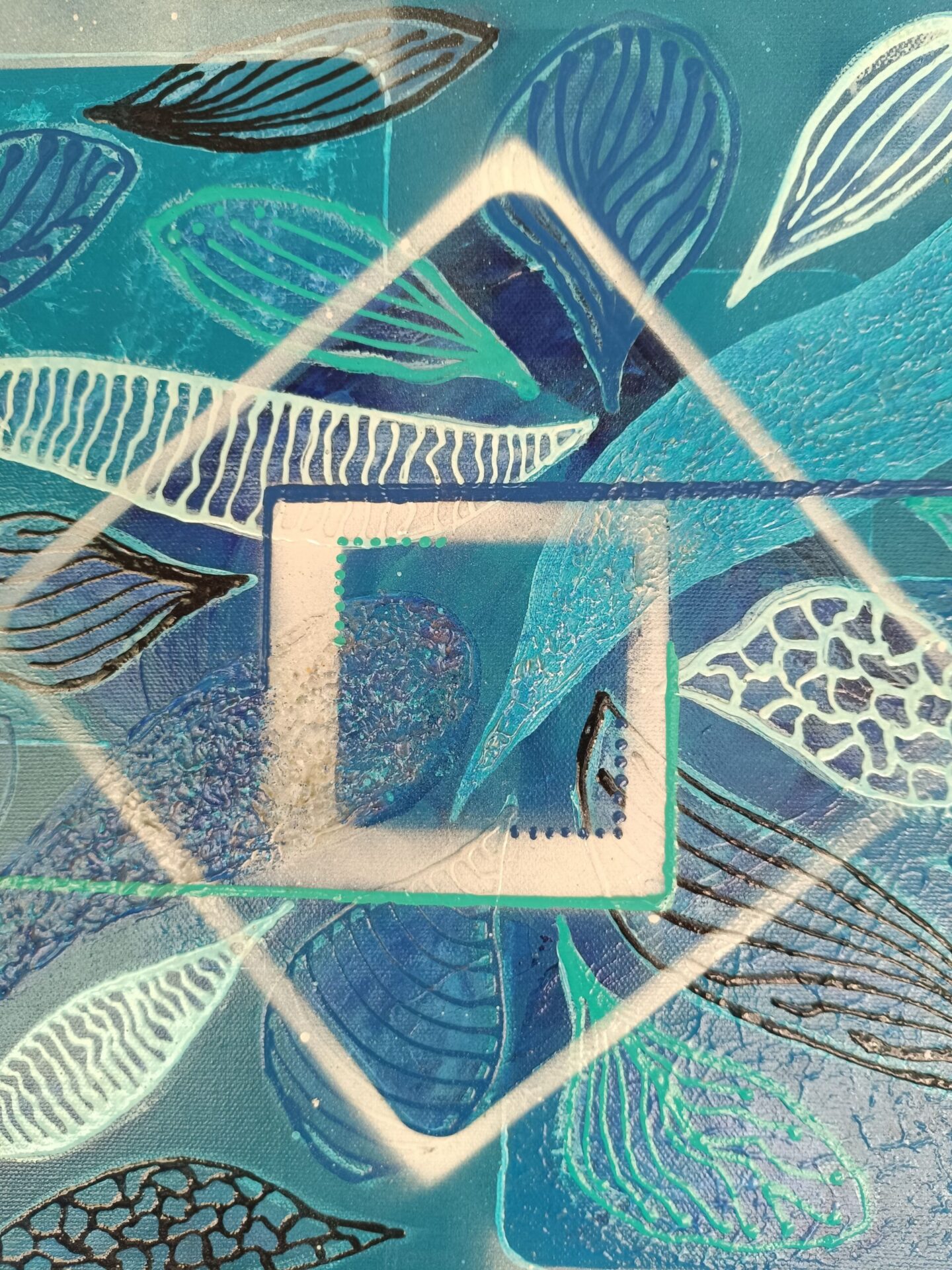 Détail de la texture des grands carrés blancs tracés sur le fond turquoise.