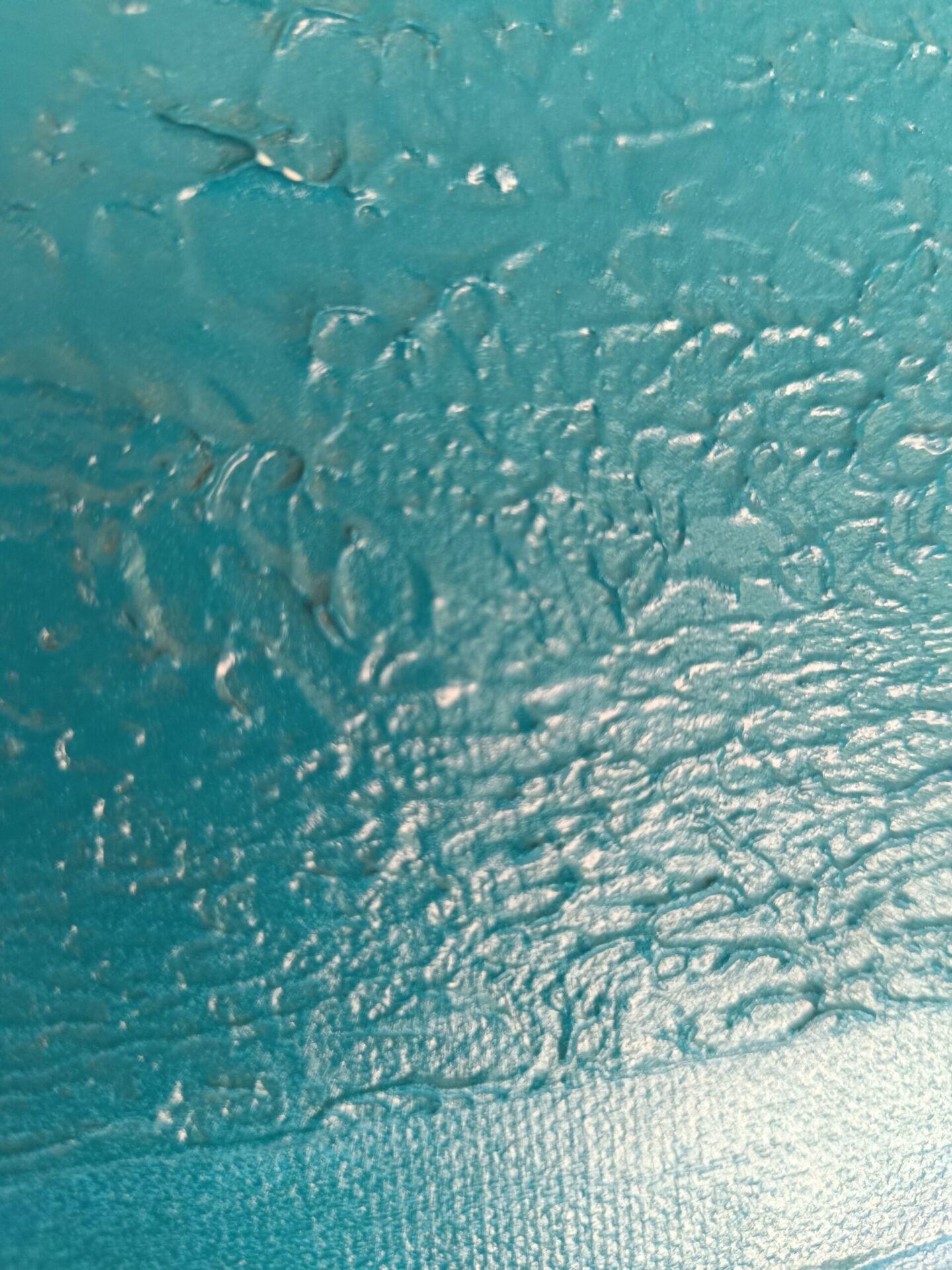 Gros plan sur l'effet de matière acrylique au niveau des deux larges bandes horizontales.