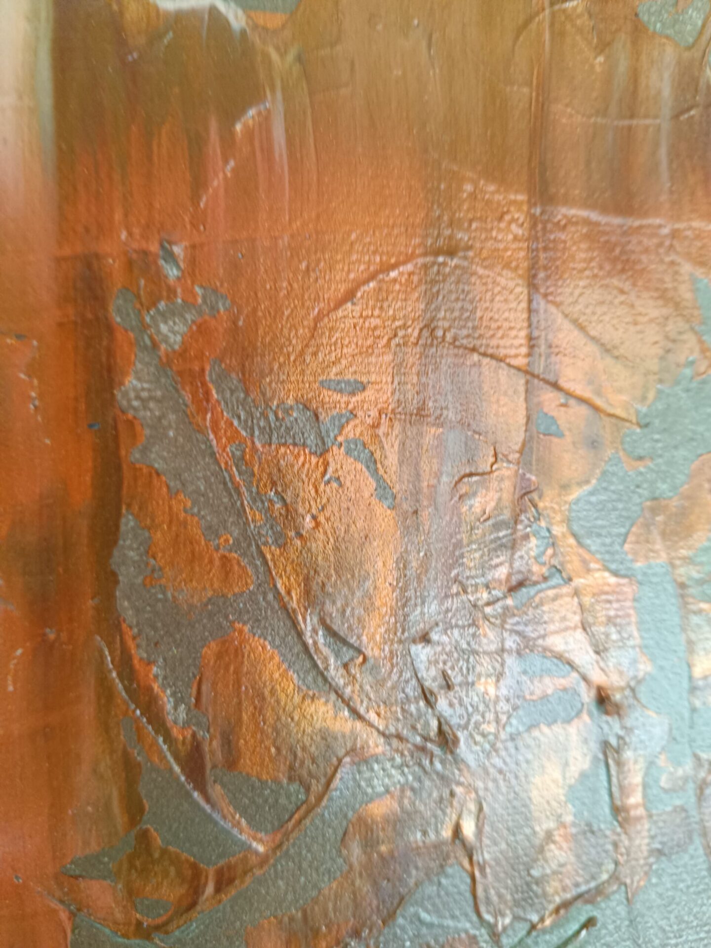 Zoom sur les nuances de peinture au couteau.