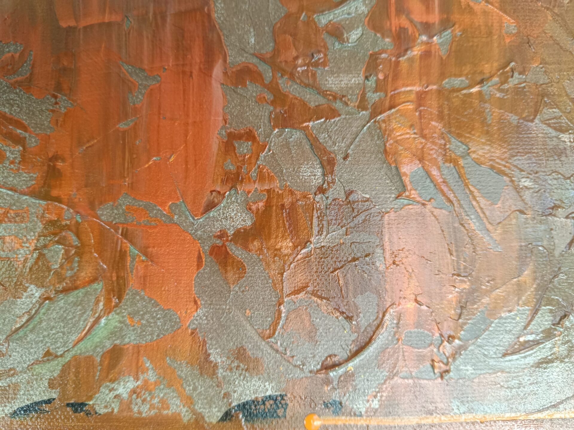 Gros plan sur les effets de matière et les textures à l'acrylique de la toile.