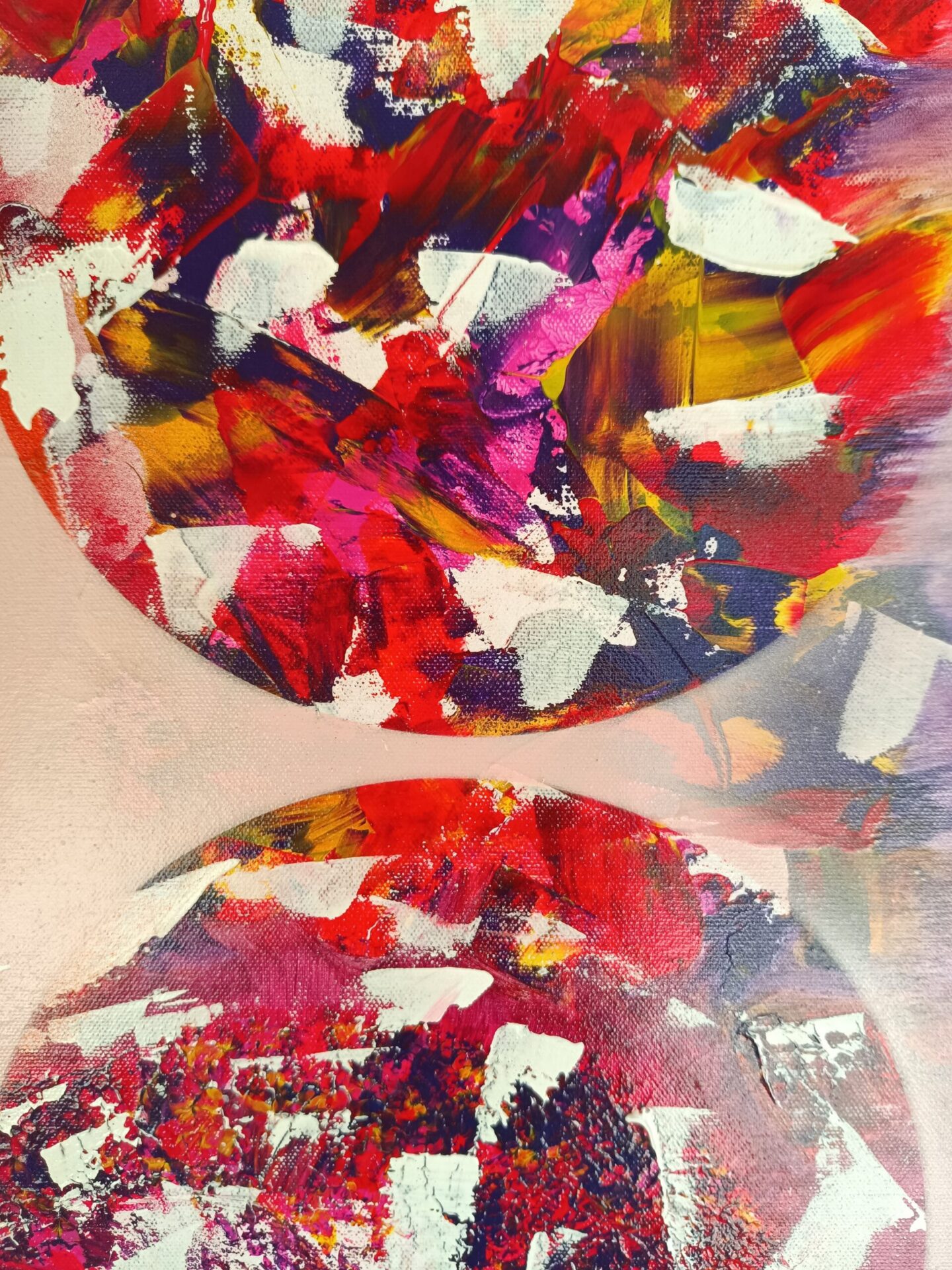 Zoom sur la texture granuleuse et épaisse des grands disques rouge et jaune.