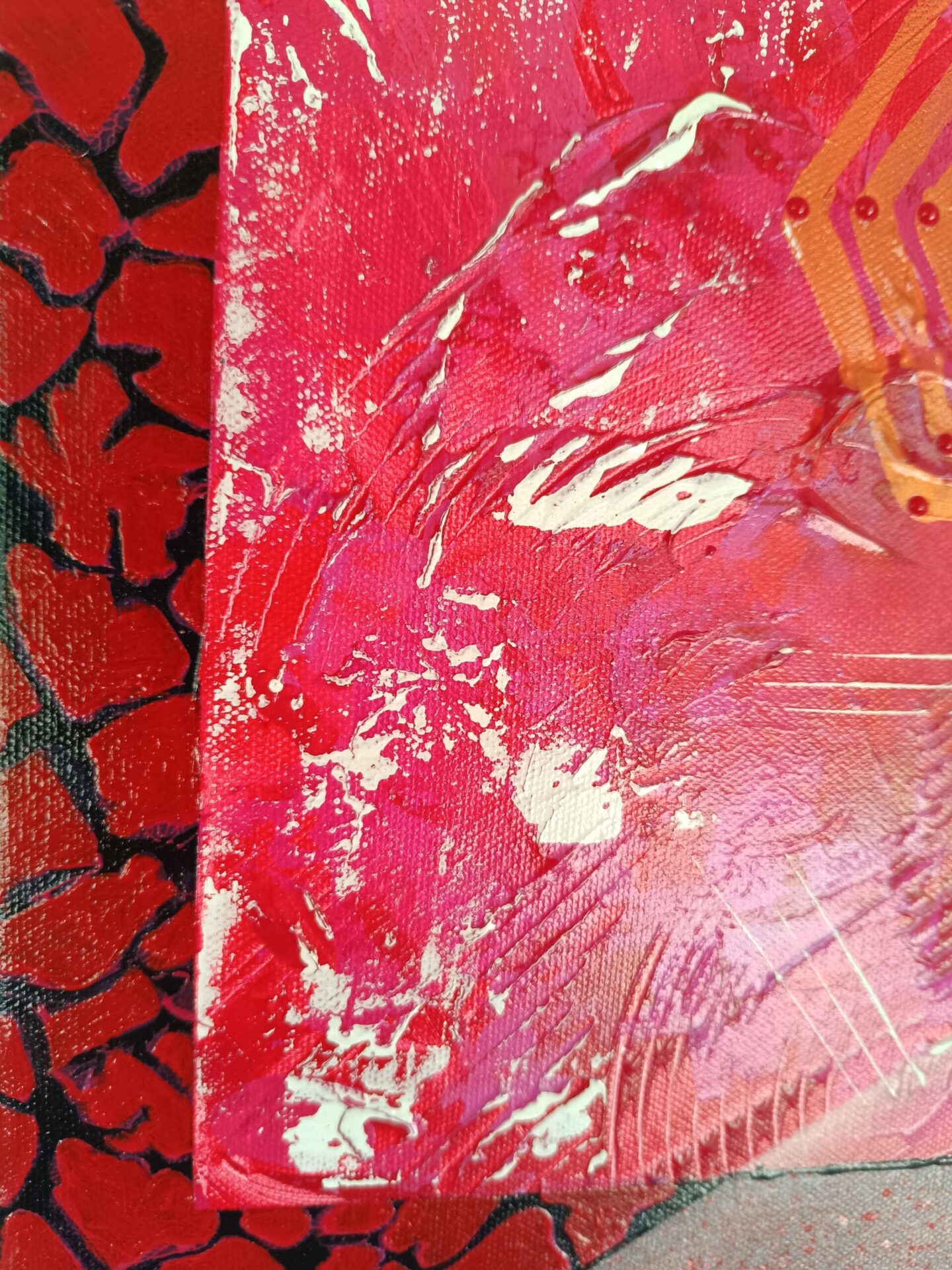 Gros plan sur l'effet craquelé texturé de la peinture rouge en bordure du tableau.