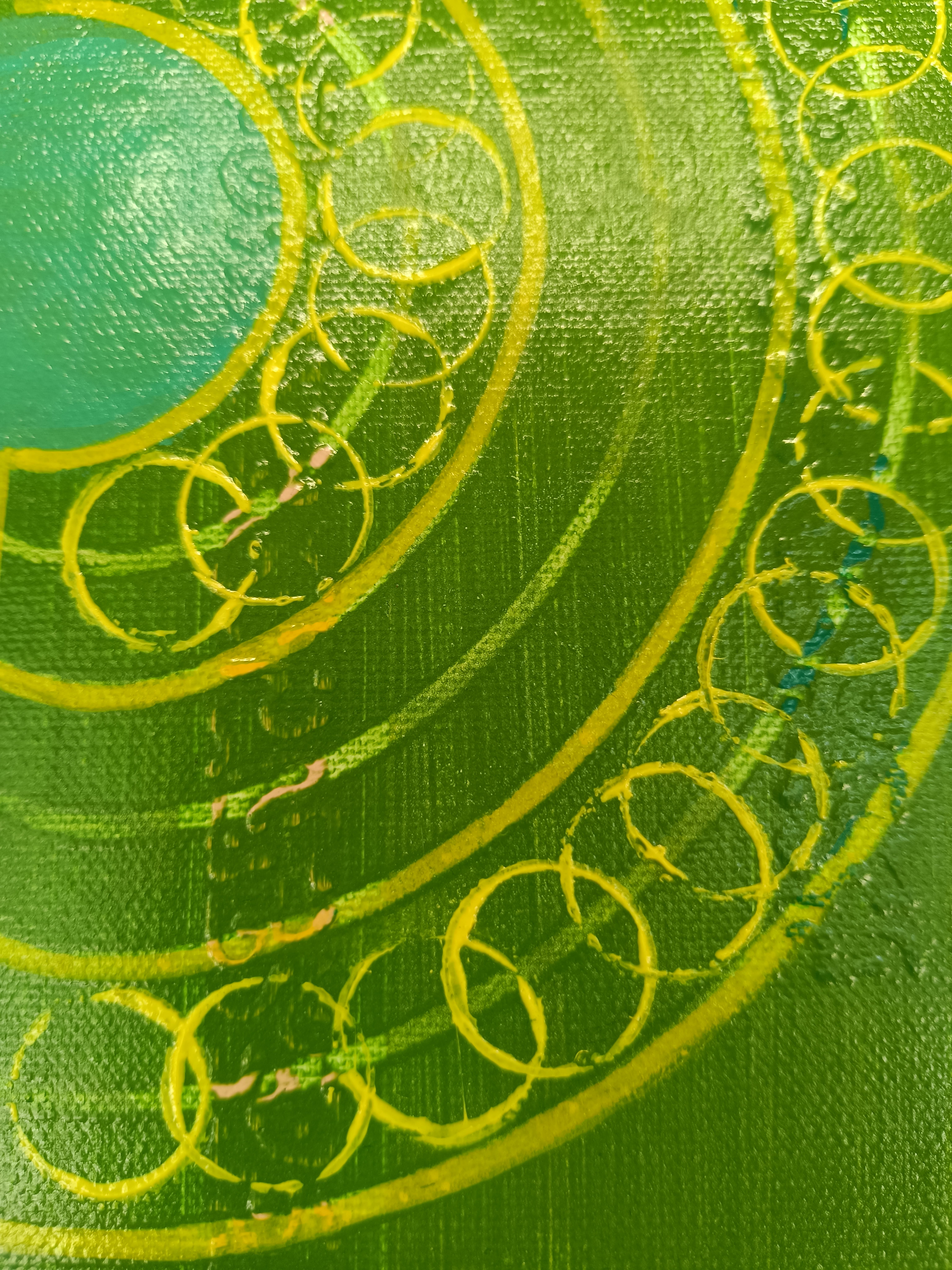 Zoom sur les details des cercles entrelaces jaune or sur fond vert